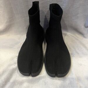 ILYSM Black Tabi Split-Toe Sneaker Sz 7